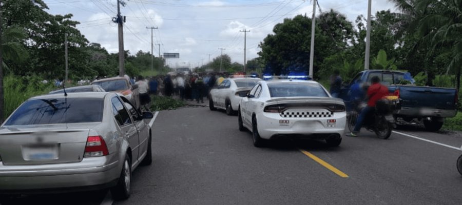 Vecinos del Poblado C-34 bloquean durante 8 horas la Cárdenas-Coatzacoalcos para exigir reparación de calles