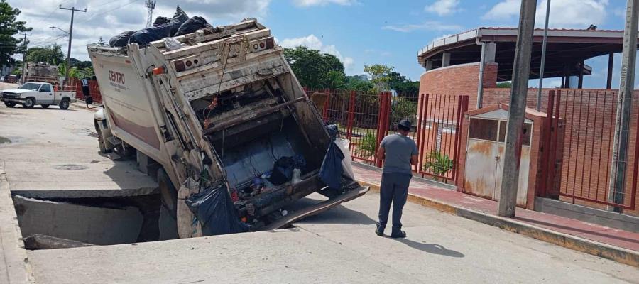 Se hunde camión de basura en socavón de Tamulté de las Sabanas