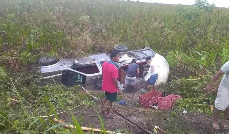 Vuelca camioneta que transportaba pescado en la Villahermosa-Frontera