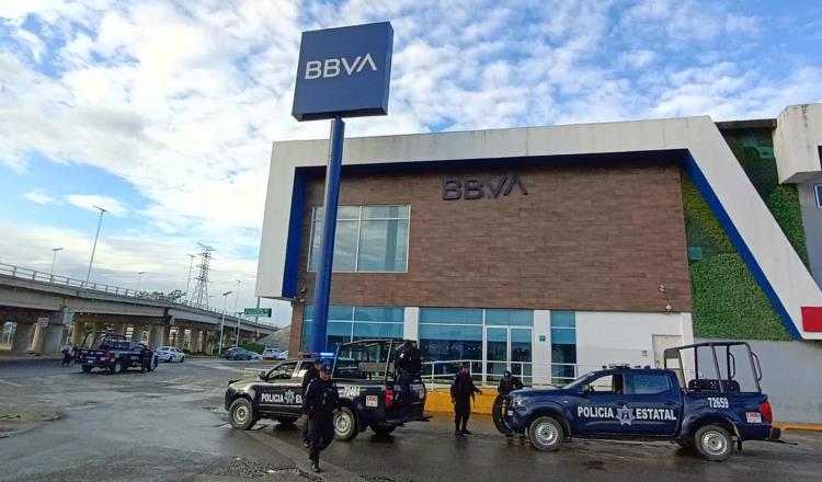 Balean a policía afuera de sucursal bancaria en Guayabal