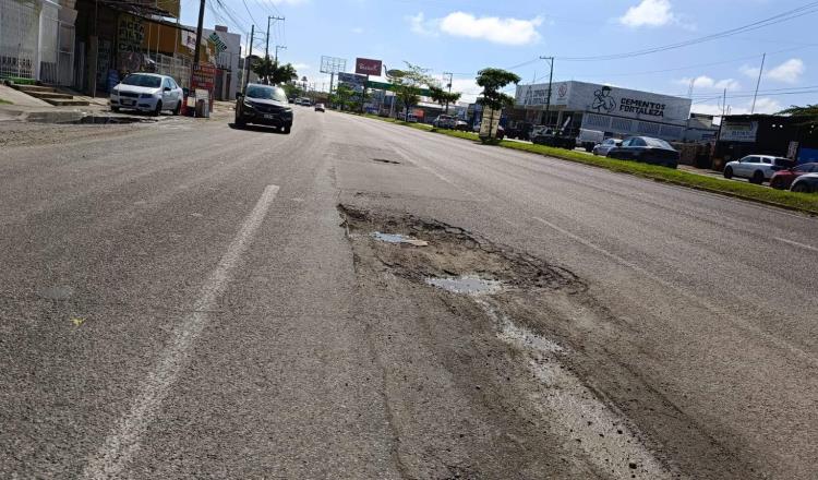 Reportan ciudadanos baches y hundimiento en vías de Centro