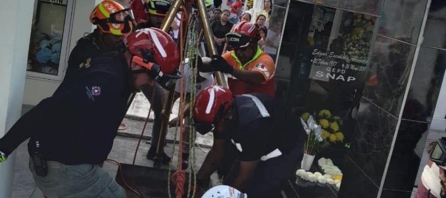 Dos mujeres caen al interior de una tumba en panteón de Monterrey