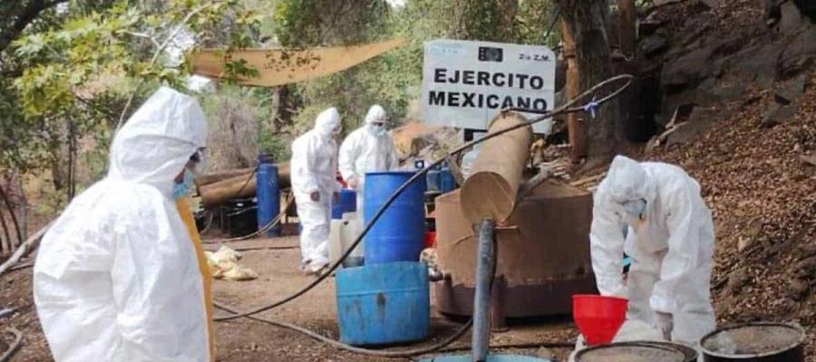 Desmantela Sedena narco laboratorio con 7 mil litros y 2 mil 400 kilos de sustancias químicas en BC