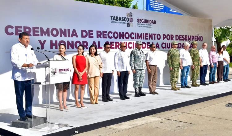 Entrega gobierno reconocimiento a policías estatales por su desempeño