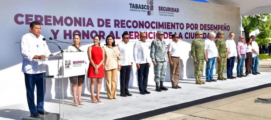 Entrega gobierno reconocimiento a policías estatales por su desempeño