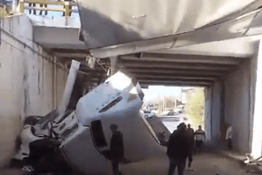 Colapsa tráiler en puente de la autopista México-Querétaro