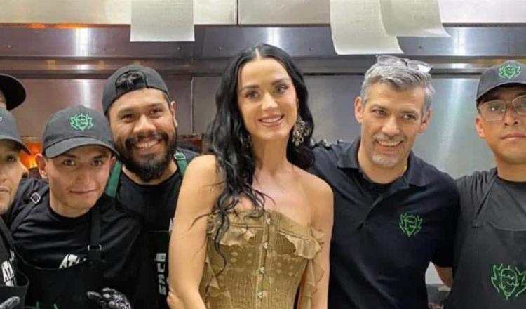 Katy Perry se sube a autobús y la captan comiendo tacos en la CDMX