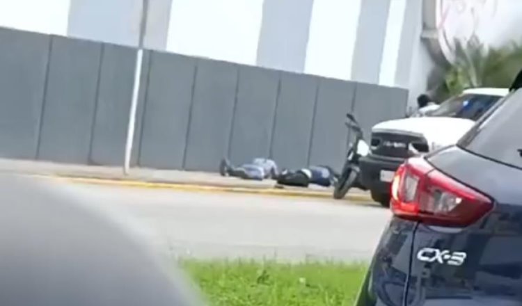 Detienen a 2 sujetos que viajaban en moto, en Periférico de Villahermosa