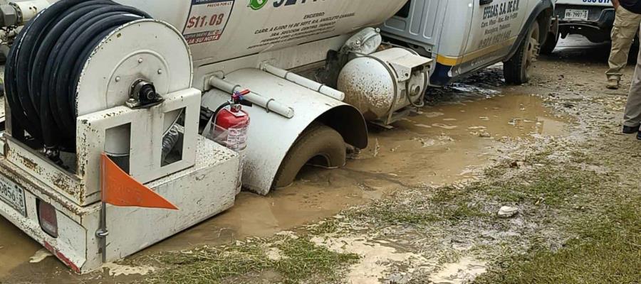 Pipa con gas LP cae en socavón en El Cedro, Nacajuca