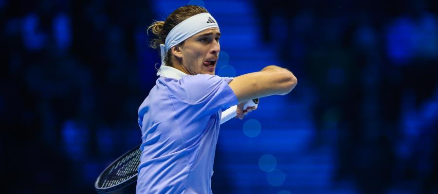 Alexander Zverev vence a Carlos Alcaraz y avanza a semifinales de la ATP Finals