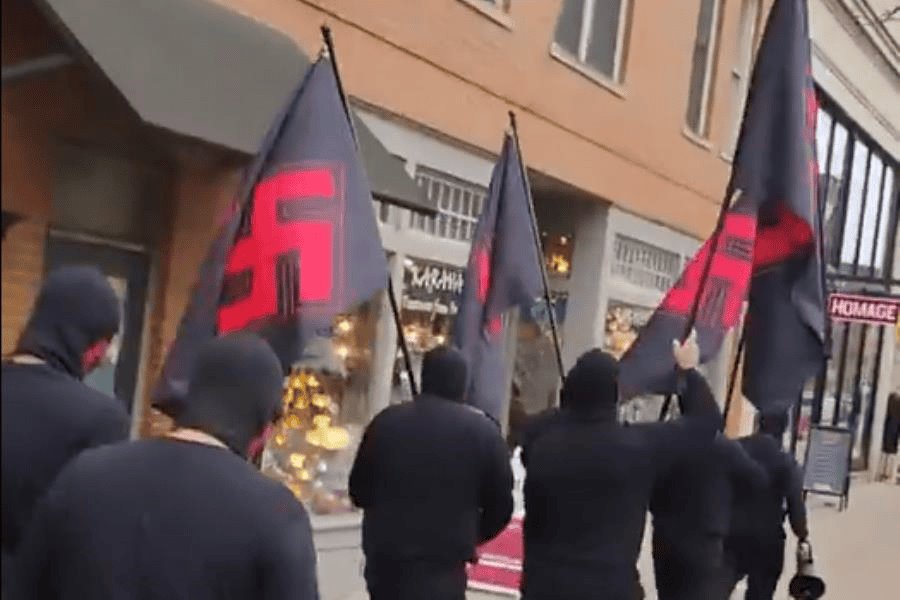 Captan en EE. UU. a hombres marchando con banderas con esvásticas