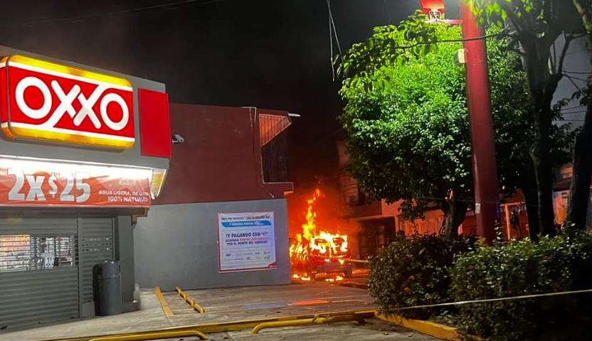 Incendian camioneta en el Fraccionamiento Carrizal