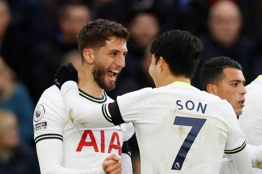 Mediocampista del Tottenham es suspendido y multado por comentarios racistas