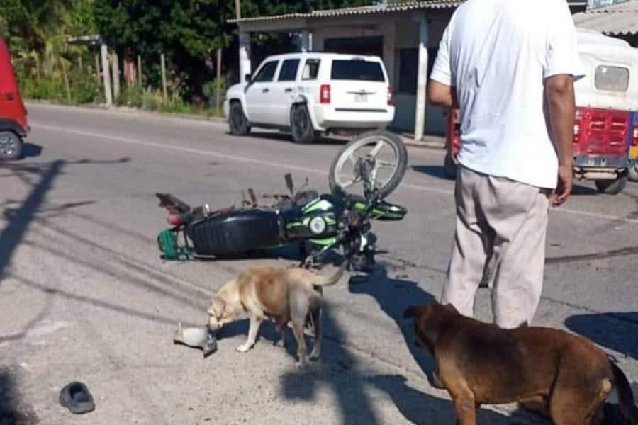 Deja 2 heridos choque de motociclistas y vehículo en Paraíso