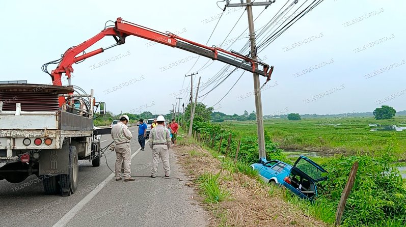 Choca con poste en la Villahermosa–Teapa y deja sin luz a Parrilla