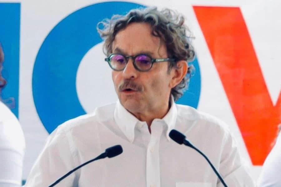 Acusa Quadri “acoso oficial” por ser exhibido inscribiéndose en Pensión del Bienestar