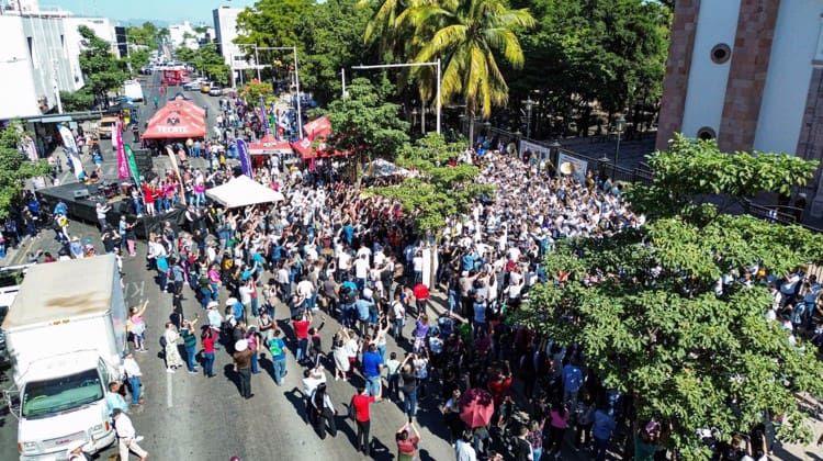 Con aguachile y banda, apoyan a músicos y meseros afectados por violencia en Sinaloa