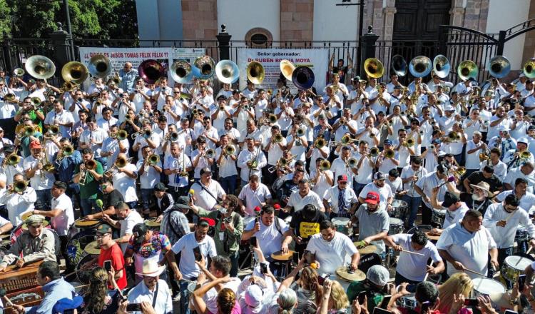 Con aguachile y banda, apoyan a músicos y meseros afectados por violencia en Sinaloa