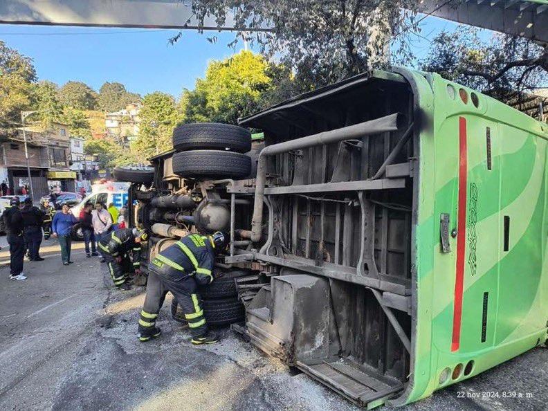 Más de 30 lesionados deja volcadura de camión en la México- Cuernavaca en Tlalpan