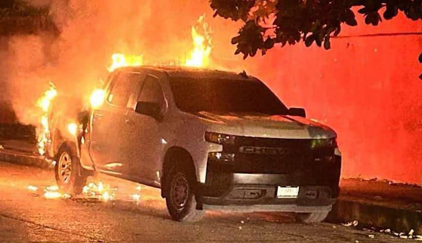 Se incendia camioneta en colonia Rovirosa