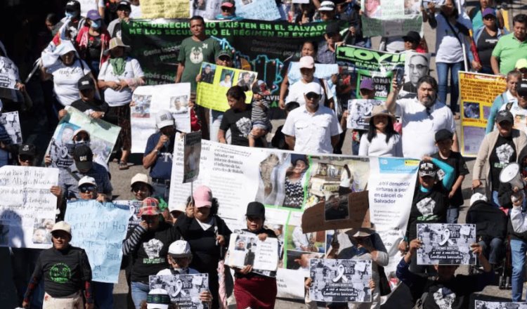 Protestan en El Salvador por presuntos recortes al presupuesto de Salud y Educación en 2025