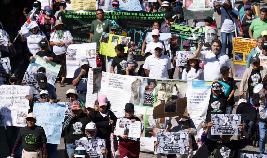 Protestan en El Salvador por presuntos recortes al presupuesto de Salud y Educación en 2025