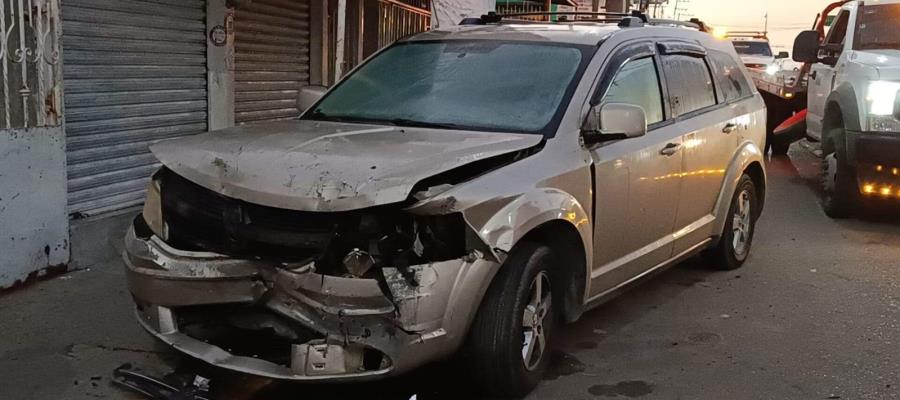 Se duerme al volante e impacta con carros estacionados en Tierra Colorada