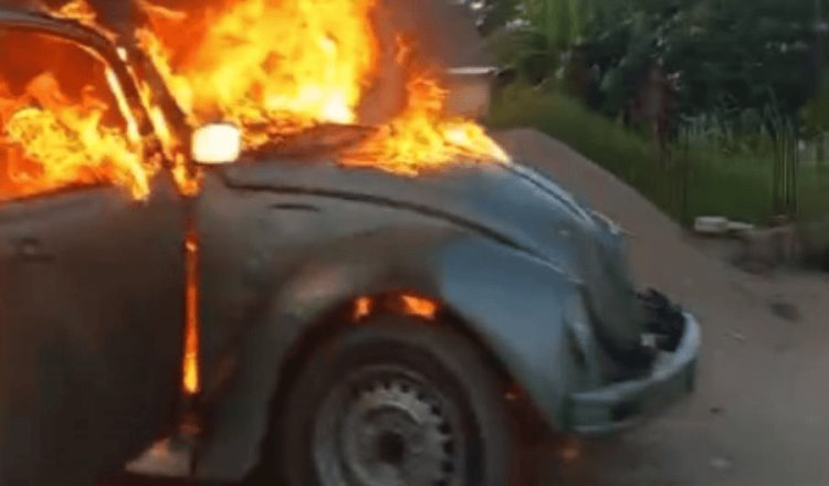 Vocho es consumido por el fuego en El Cedro, Nacajuca