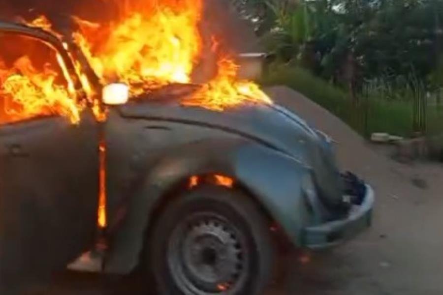 Vocho es consumido por el fuego en El Cedro, Nacajuca