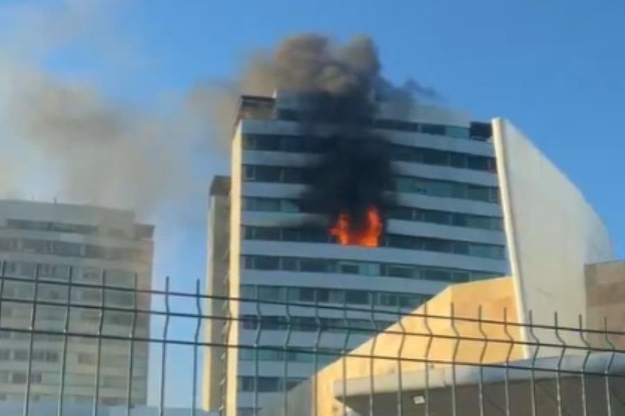 Evacuan a 80 personas por incendio en departamentos en Puebla