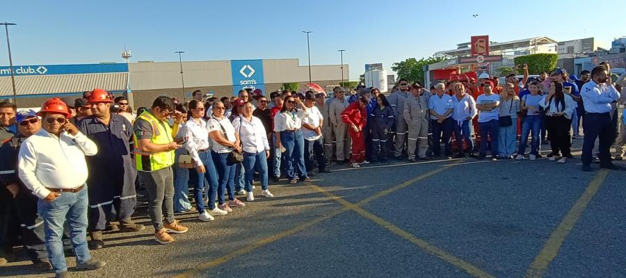 Protestan empresarios y trabajadores por falta de pago de Pemex