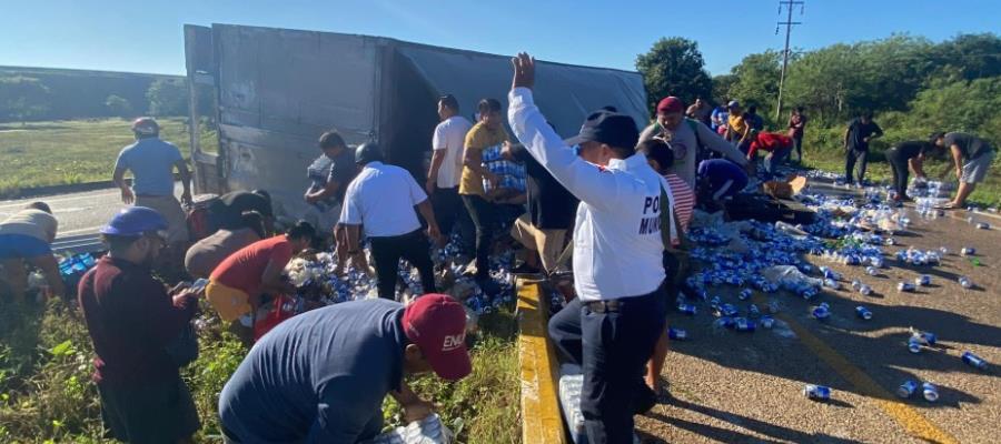 Campechanos rapiñan cervezas de tráiler volcado