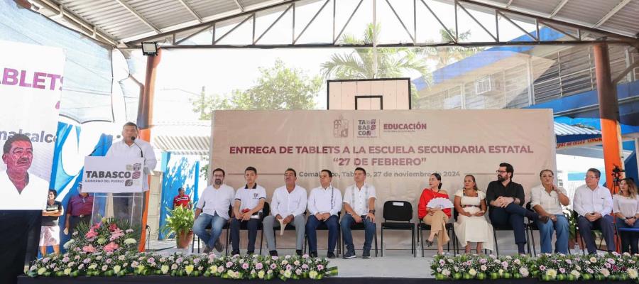 Javier May entrega primeras 475 tablets a alumnos de Comalcalco
