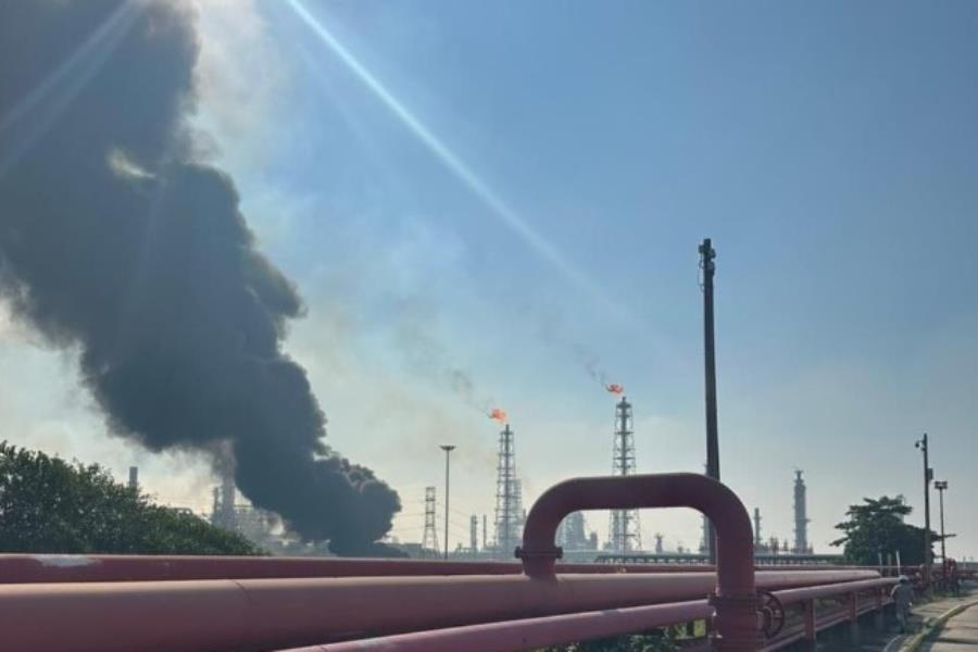 Se incendia refinería de Pemex, ahora en Minatitlán Se incendia refinería de Pemex, ahora en Minatitlán