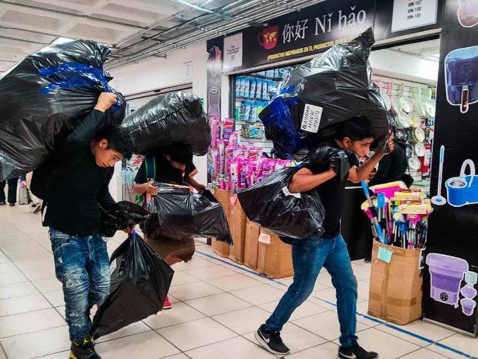 Comerciantes desalojan Plaza Izazaga en CDMX ante proceso de extinción de dominio