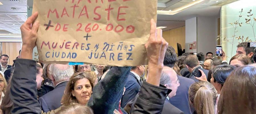 “¡Asesino!”: Mujer increpa a Calderón tras su participación en foro en España