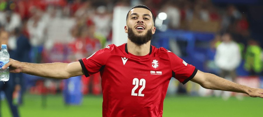 Roban al delantero del Olympique Lyon, Georges Mikautadze, y a su pareja