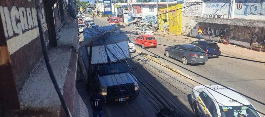 Conductor de camión derriba poste en la Av. Mina