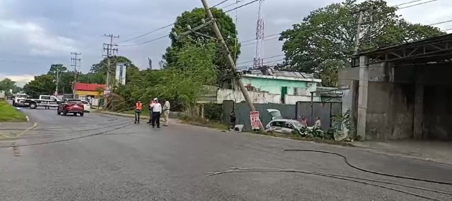 Choca vehículo y derriba cables de alta tensión en la Villahermosa-Nacajuca