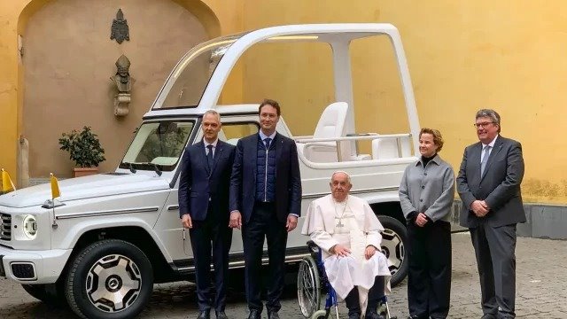 Mercedes-Benz entrega al Papa un “papamóvil” eléctrico