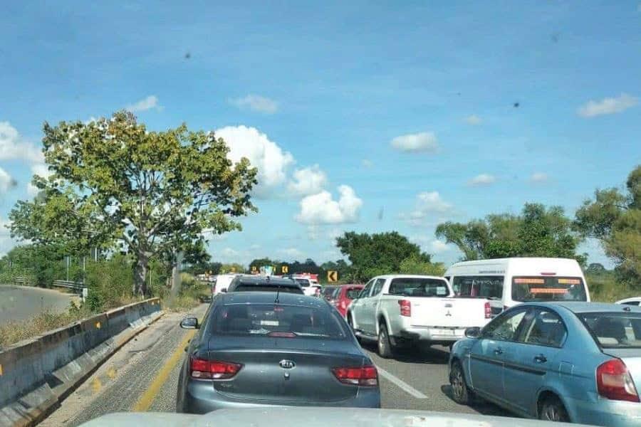 Chocan combi y taxi en la Parrilla-Villahermosa