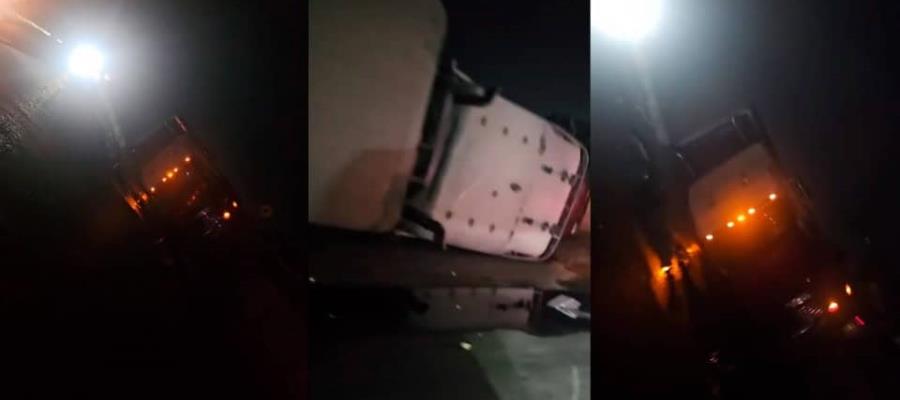 Vuelca tráiler sobre la cuneta de la carretera Villahermosa – Cárdenas