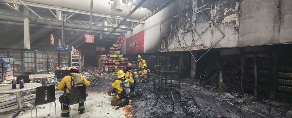 Incendio consume supermercado en Culiacán