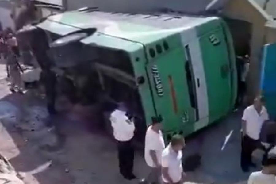 Vuelca autobús en Edomex; 20 personas resultaron lesionadas