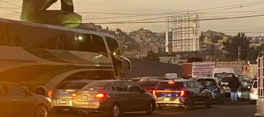 Transportistas bloquean autopistas por falta de pago en obra del Tren Maya