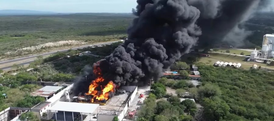 Incendio de 3 cilindros con diésel y 2 tráileres moviliza servicios de emergencia en Nuevo León