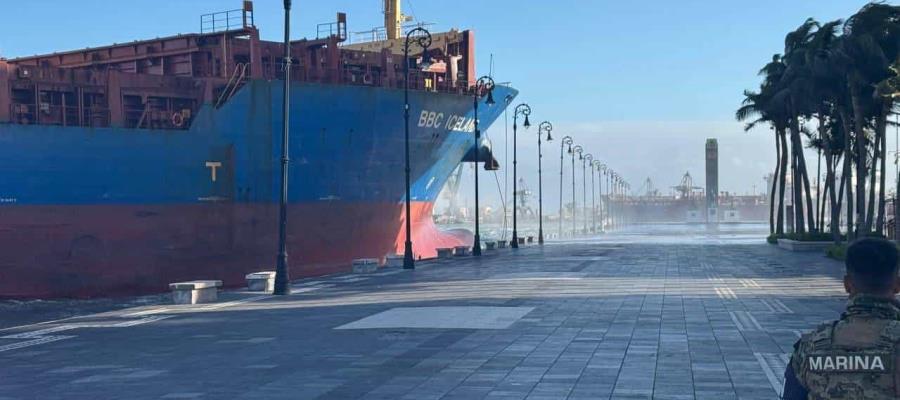 Barco carguero se impacta contra malecón del Puerto de Veracruz