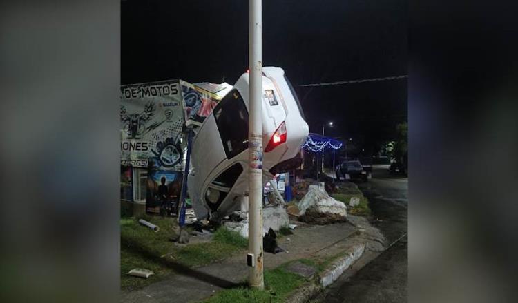 Vehículo termina suspendido en taller tras accidente en Pomoca