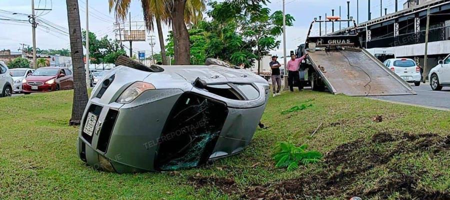 Vuelca vehículo en cuneta de Ruiz Cortines; sólo se reportan daños materiales