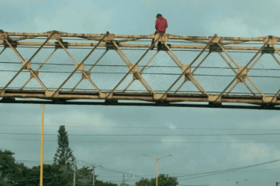 Hombre amaga con aventarse de puente en Cárdenas; la policía lo impide